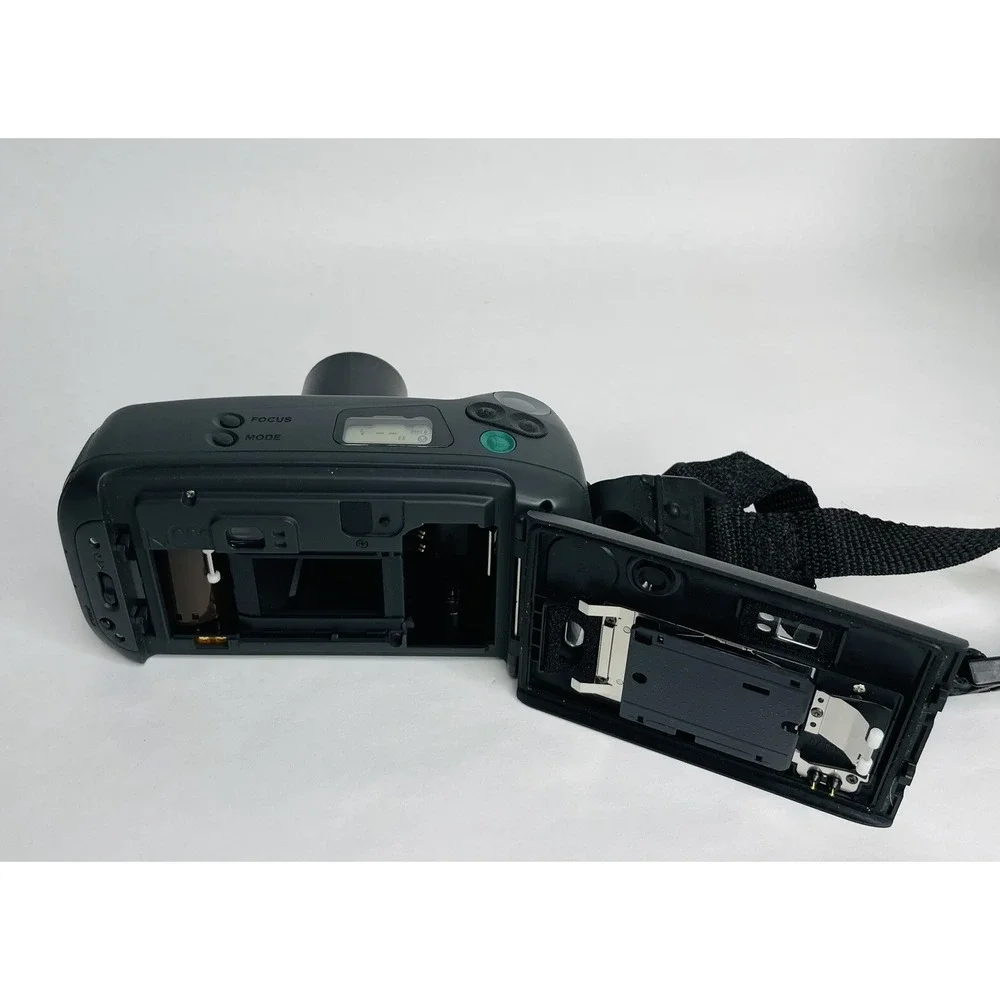 Pentax‎ Zoom 90-WR 35mm Point & Shoot Weather Resistance Camera Remote and Case